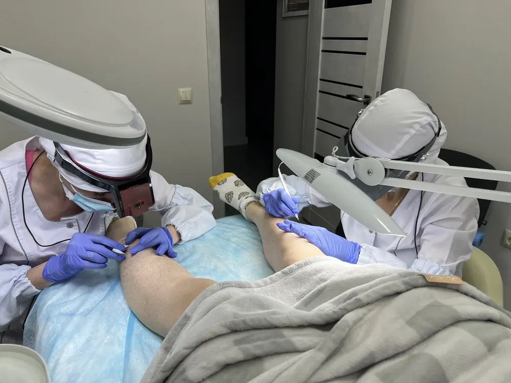 Dos especialistas realizando un tratamiento a 4 manos
