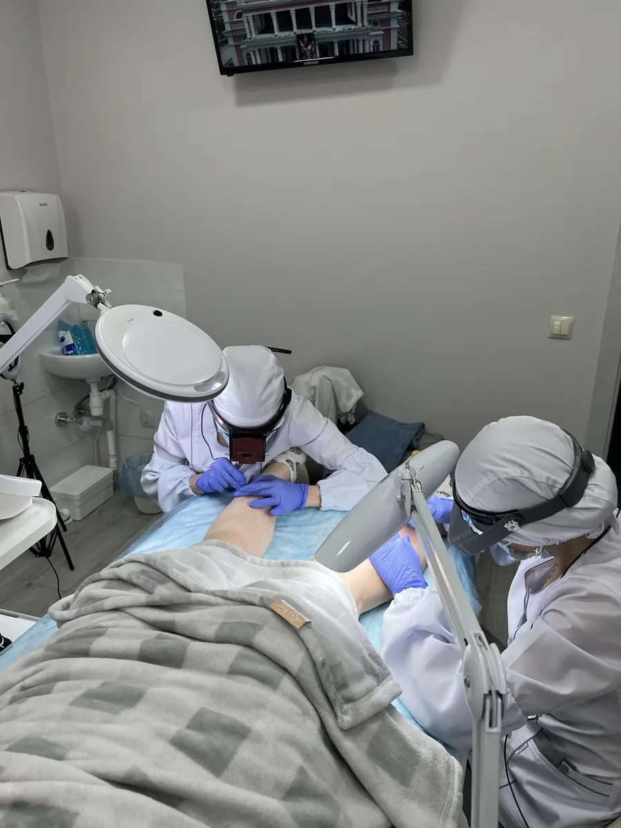 Tratamiento a 4 manos en la cabina de PariEpil